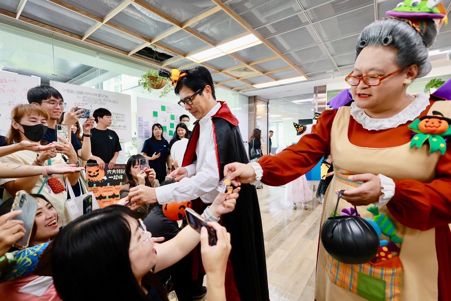 陳其邁合體水果奶奶 與小朋友們邀請大家來高雄萬聖節「一起嗨」！