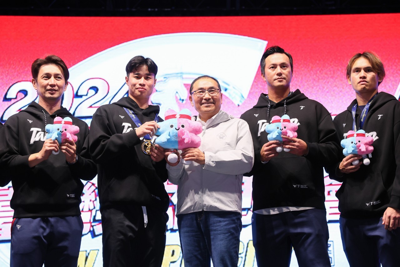 萬人炸裂新北耶誕城  向12強臺灣英雄說謝謝