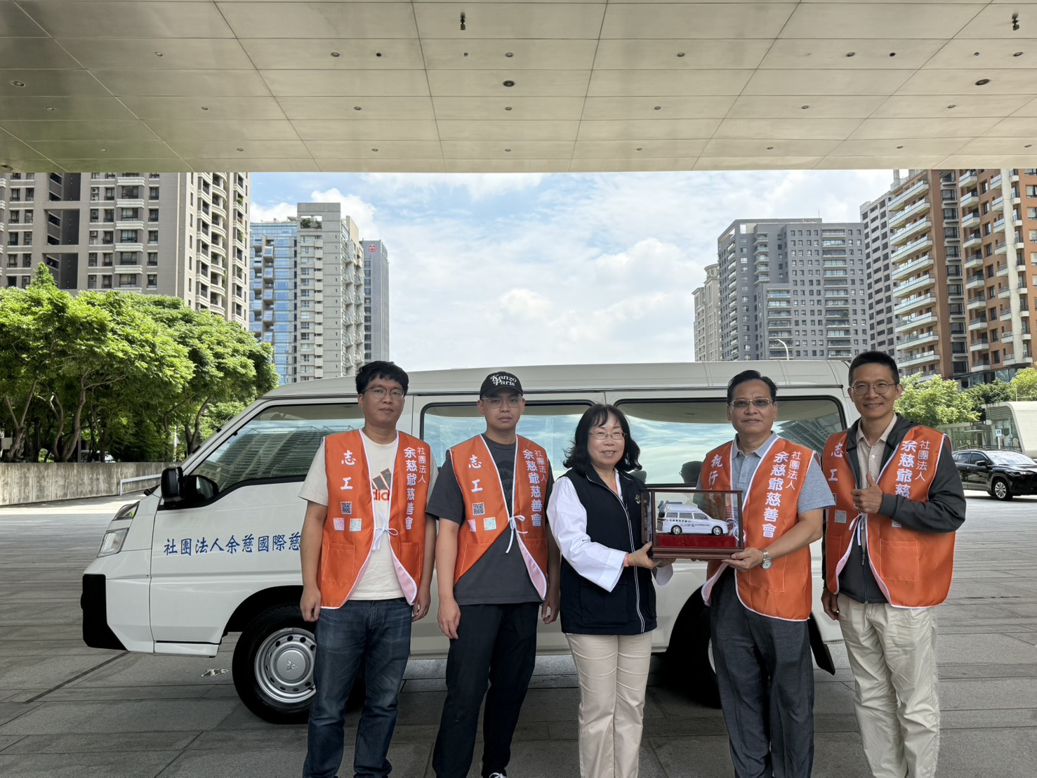 公益從我做起！ 余慈爺慈善會捐贈中市府復康巴士