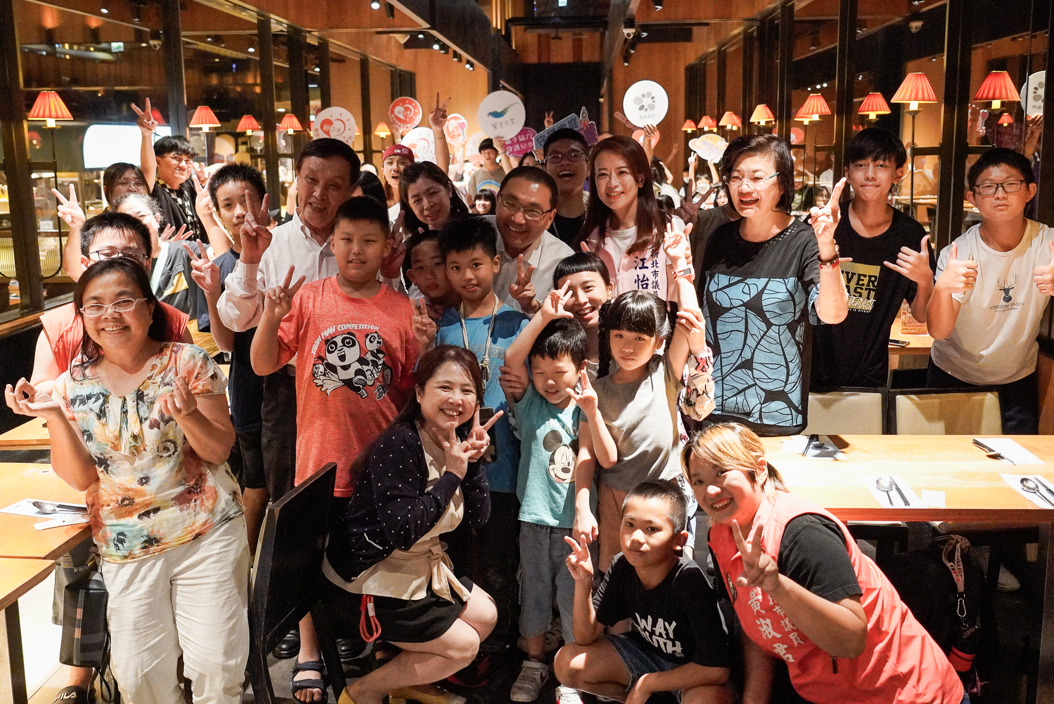 饗食天堂攜手新北再推公益餐會 邀百位小衛星兒少享用 