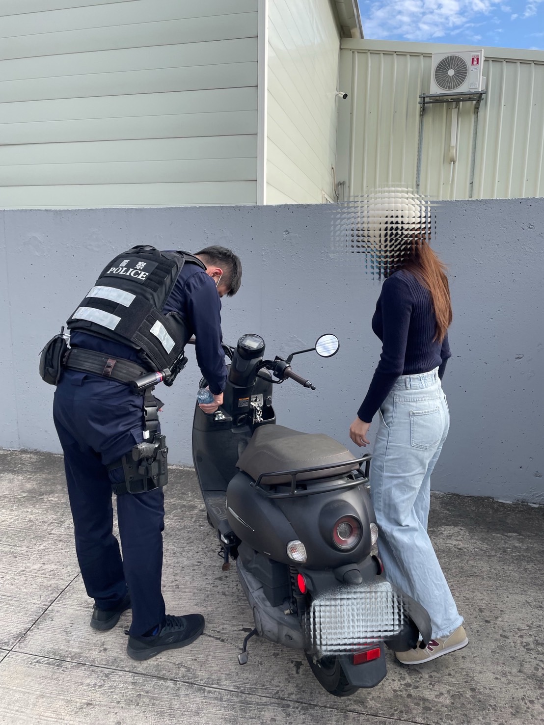 正妹趕約途中車沒油 潭子警伸手援助解困 