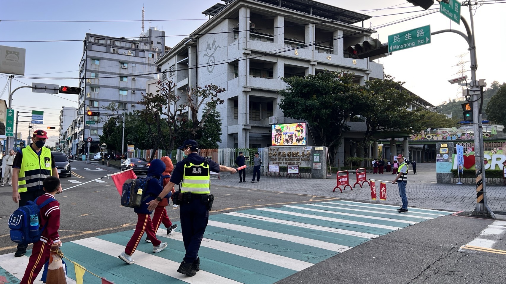 「孩子的小手，有警察牽著走」 霧峰警用心護童  最早到、最晚走、最安心的守護!