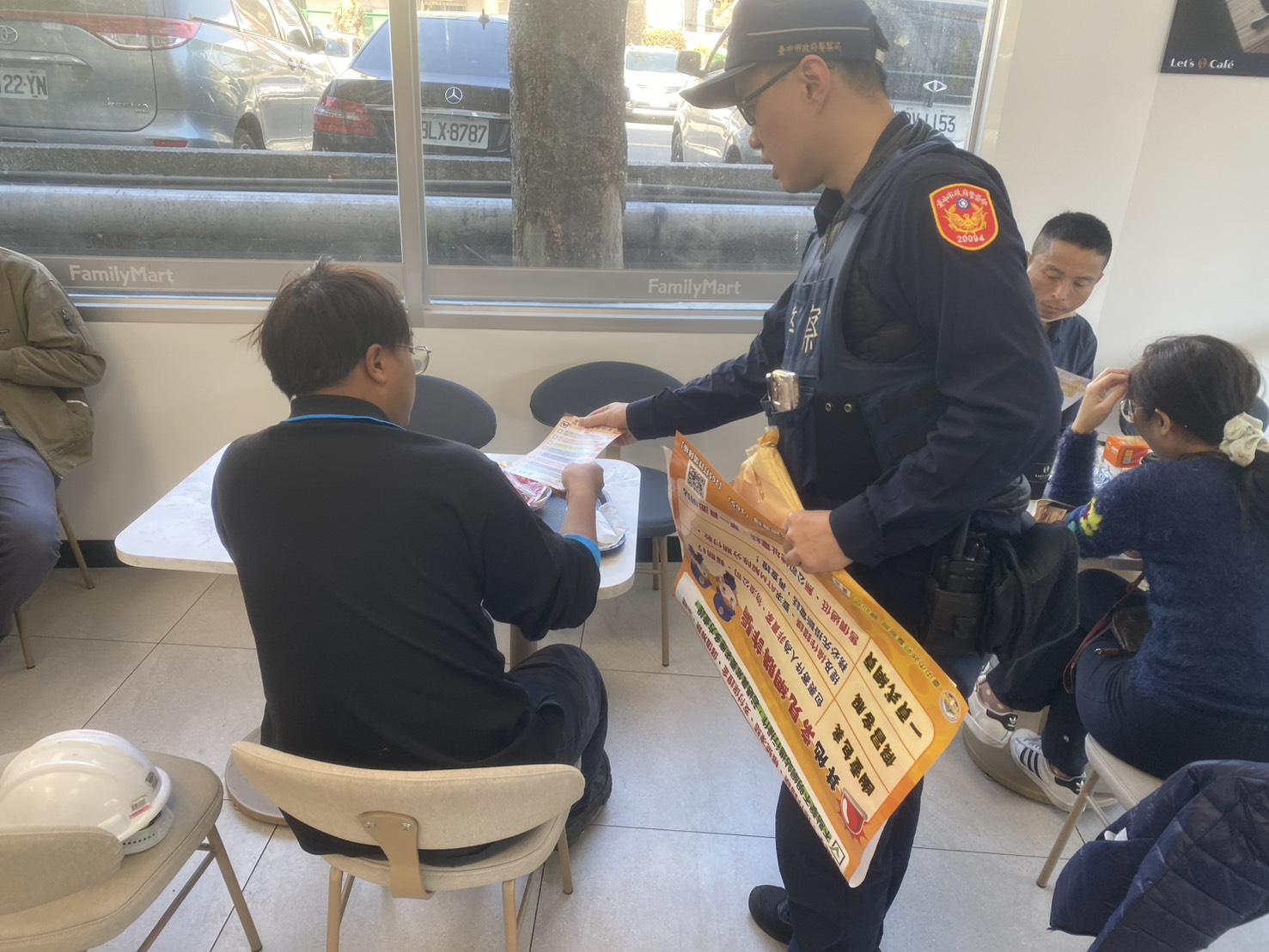 反詐無死角 潭北警深入超商宣導防詐 提升民眾識詐能力