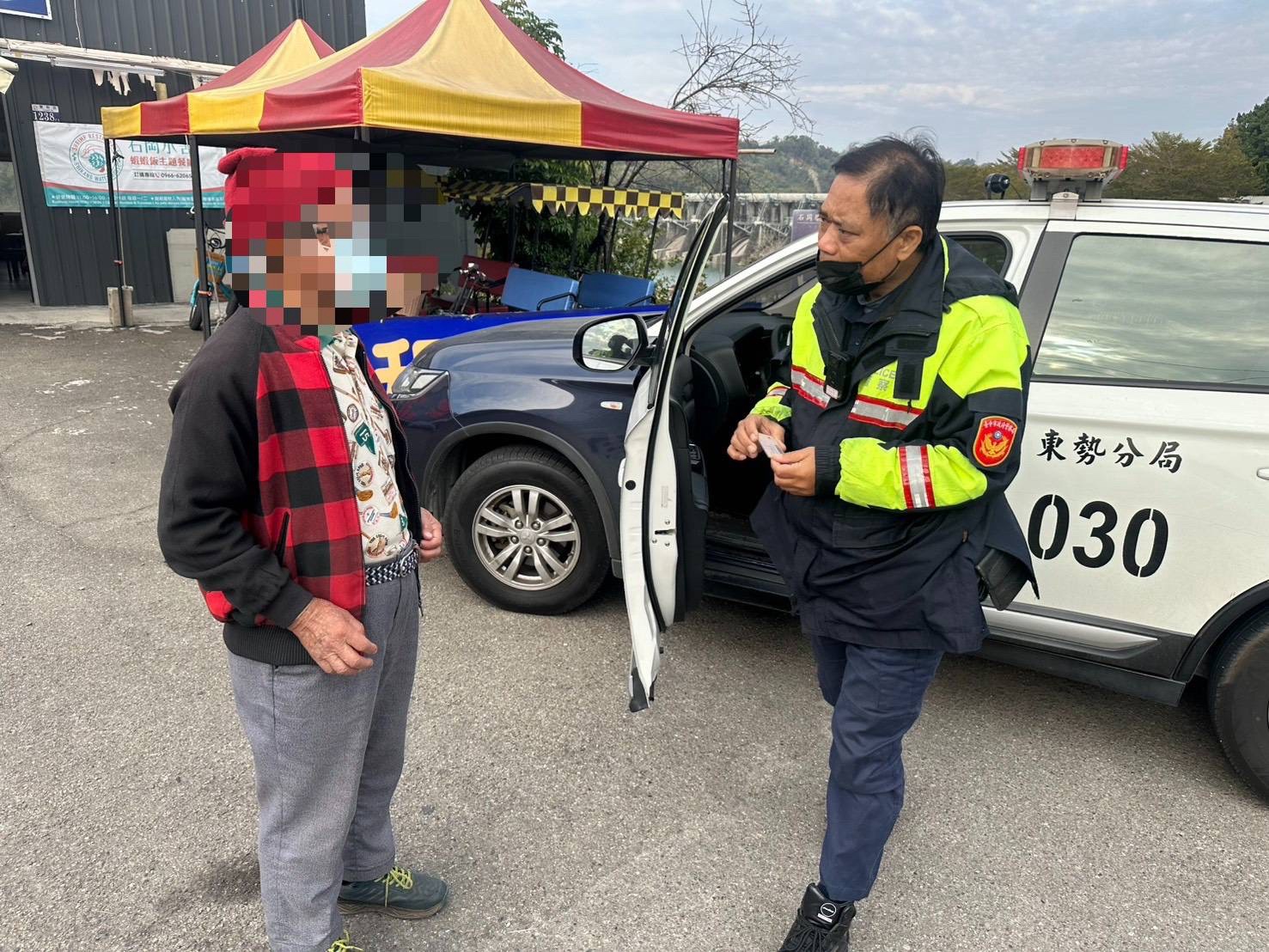 老翁迷途石岡壩　暖警細心協助平安返家