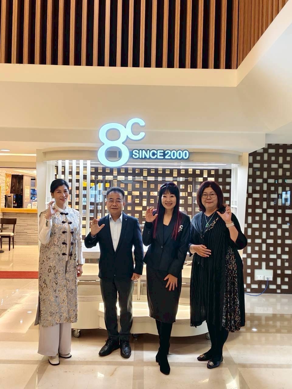 與覺同行．一杯入心一香入道蕭蓓霖率雙咖啡協會捐贈AI行動咖啡吧予中台世界博物館