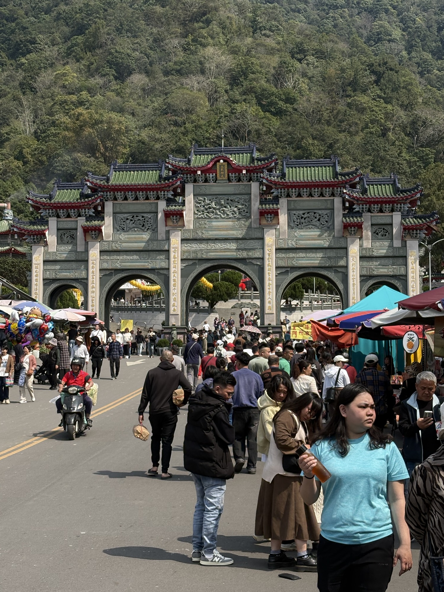 大年初一南投走春聖地！埔里地母廟湧現人潮 登高祈福求財運