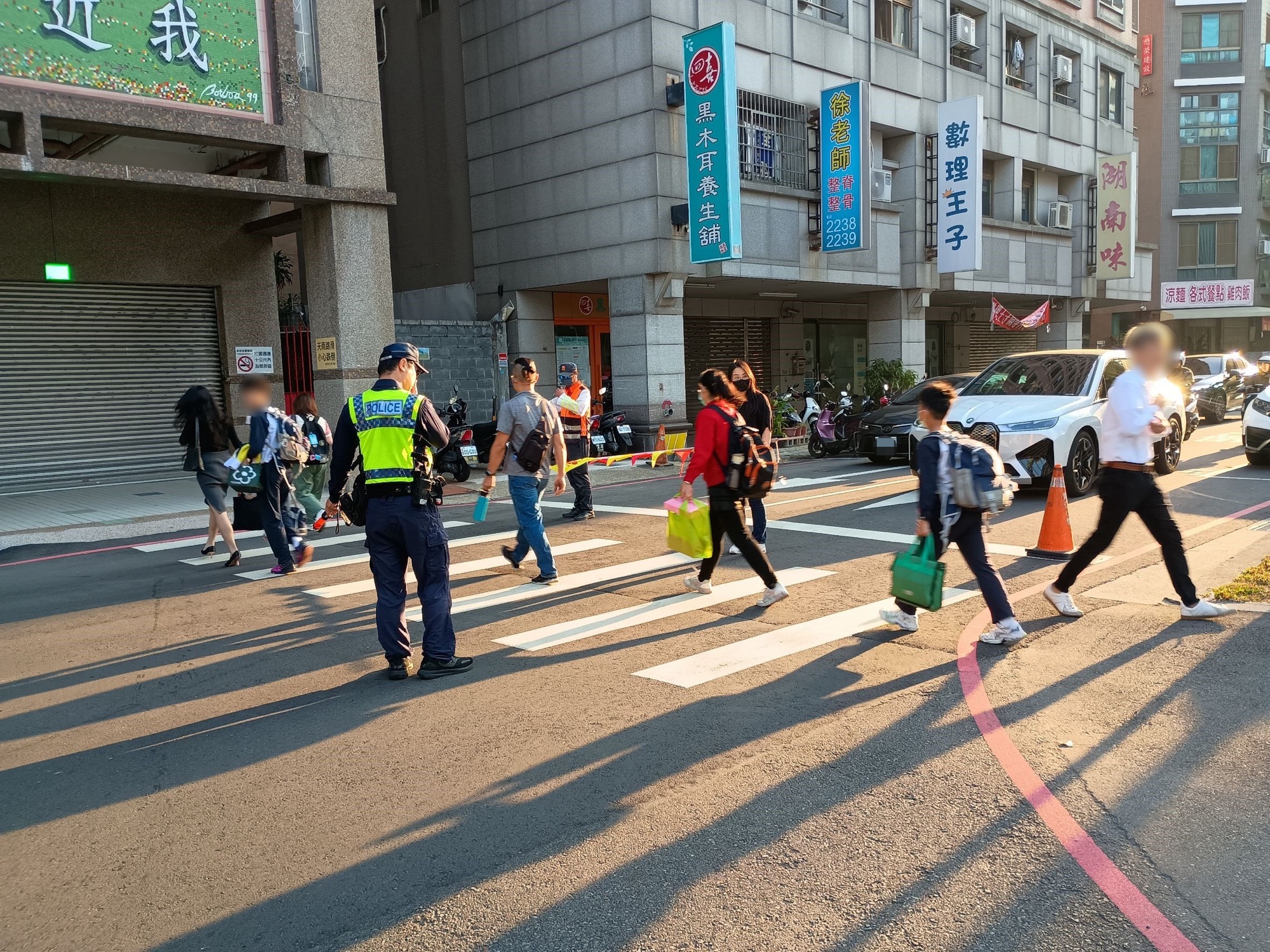 『馬年開學第一天　中警二分局「護童專案」全速啟動警察、老師、導護媽媽齊上陣　家長直呼「好放心！」』