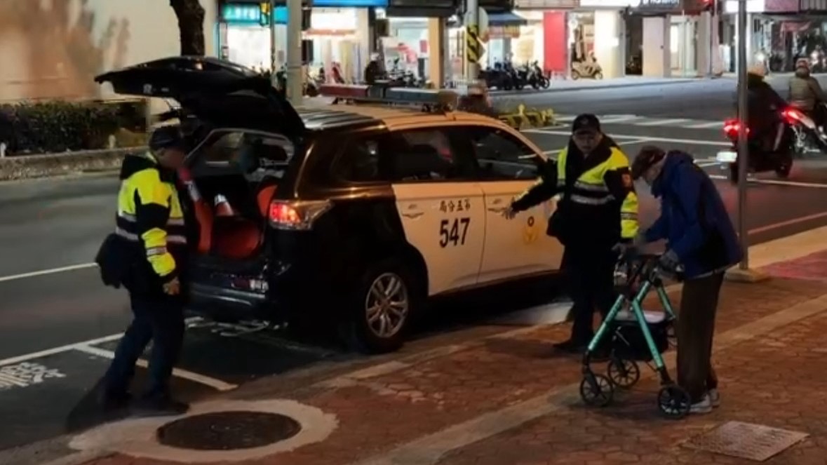 老翁逆行車陣中險象環生 員警即時護送返家