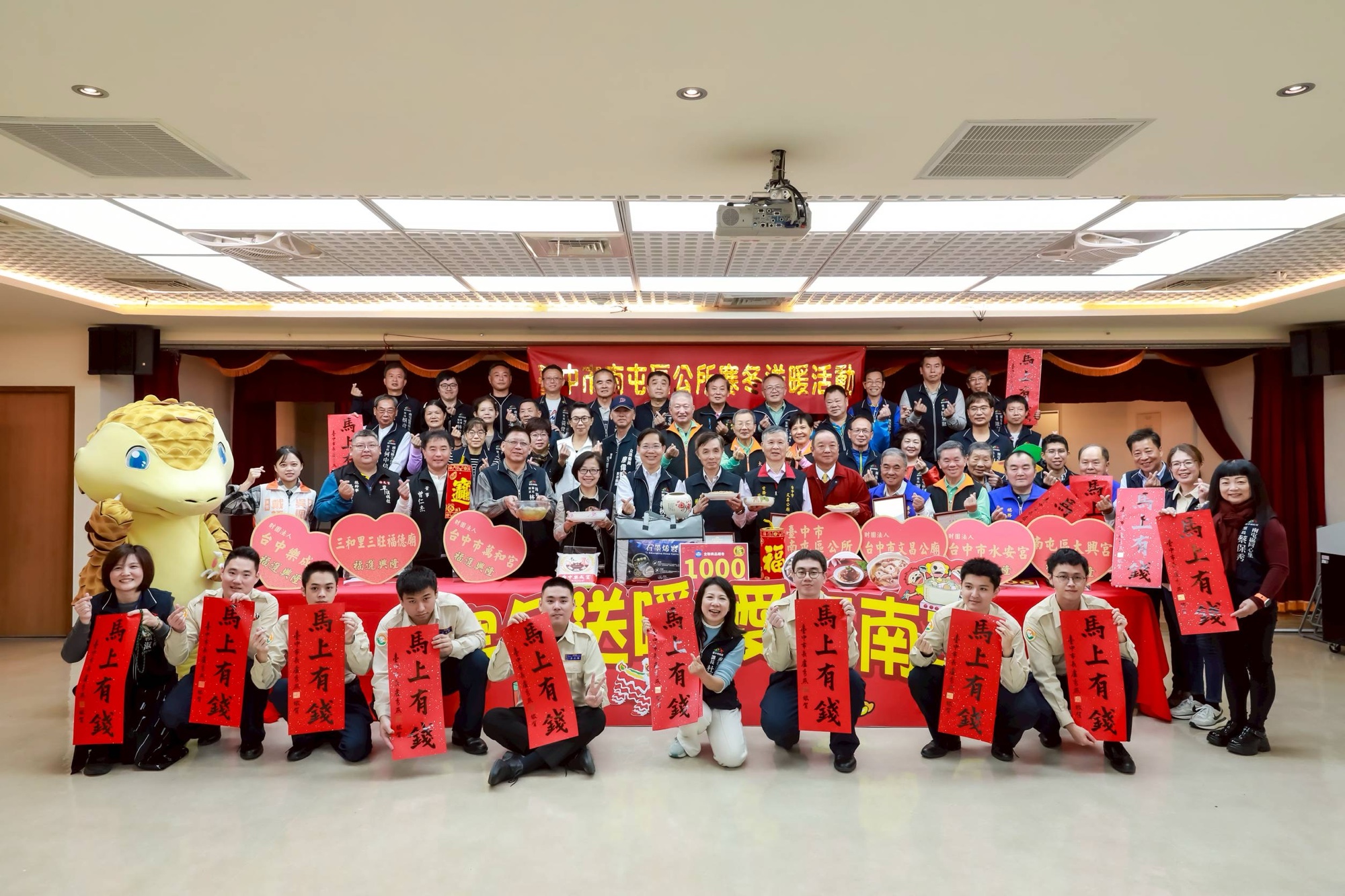 南屯寒冬送暖　公所串聯宮廟里長接力傳愛　年菜物資直送弱勢家戶