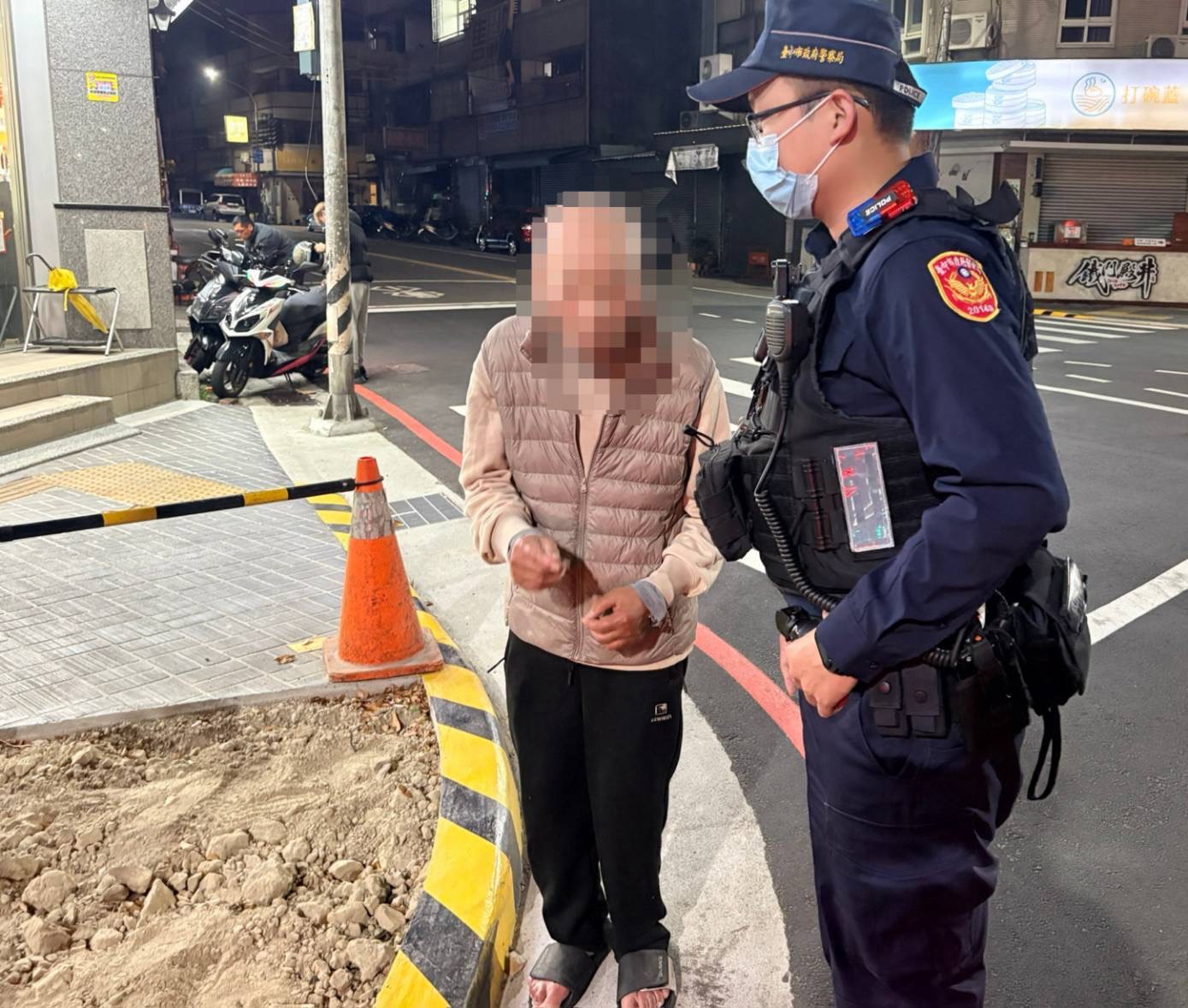 【真實版動森！阿公寒夜迷路狂抖，暖警苦尋線索，熱心「島民」鄰居路過神助攻：這我家鄰居啦！】【一聲「他是我鄰居!」 潭子警攜手助老翁平安返家】