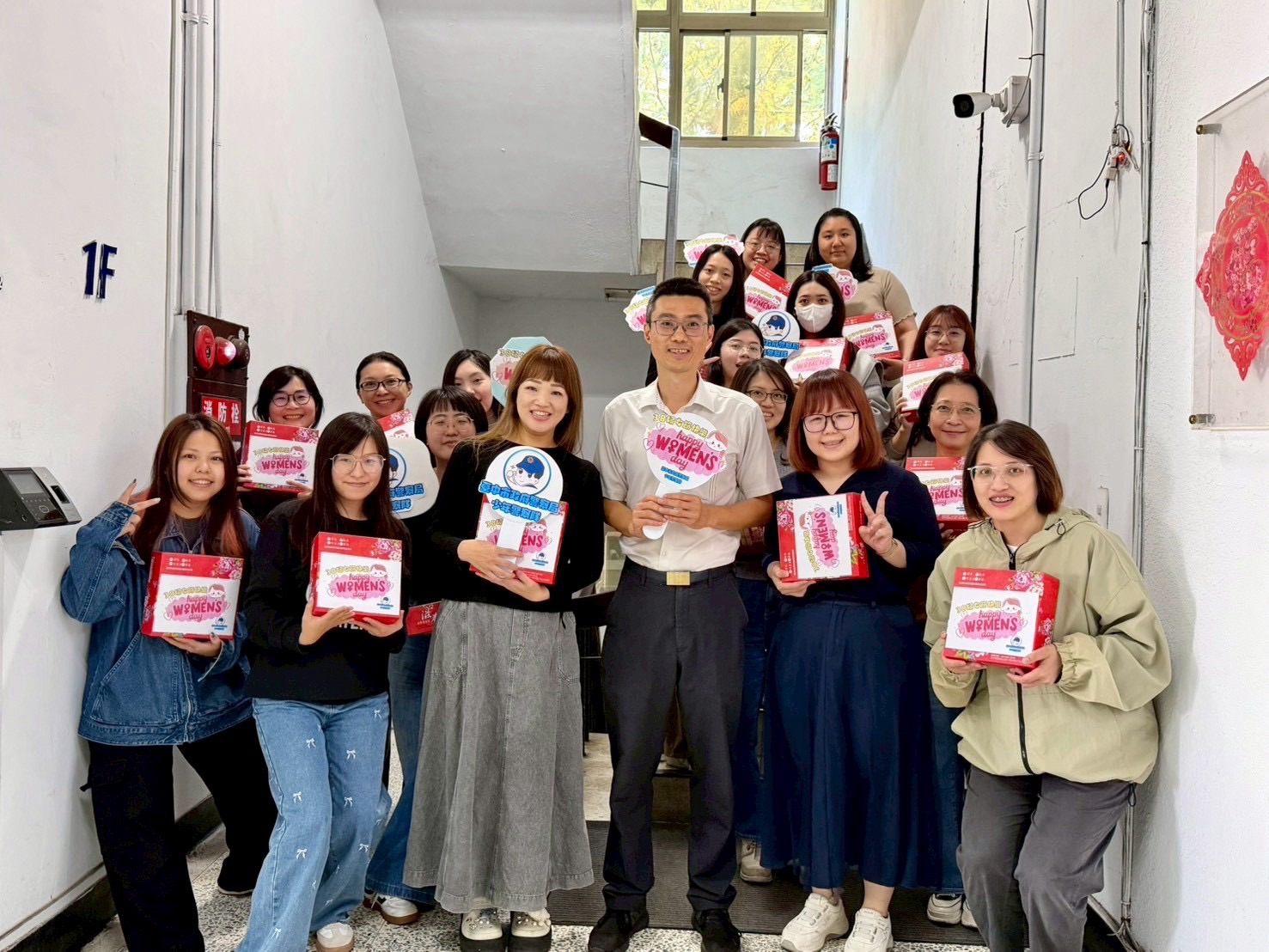 少年警察隊溫馨慶祝婦女節，致敬女性同仁多重貢獻