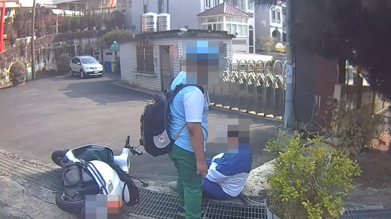 過彎後目擊祖孫摔車，暖警及時協助