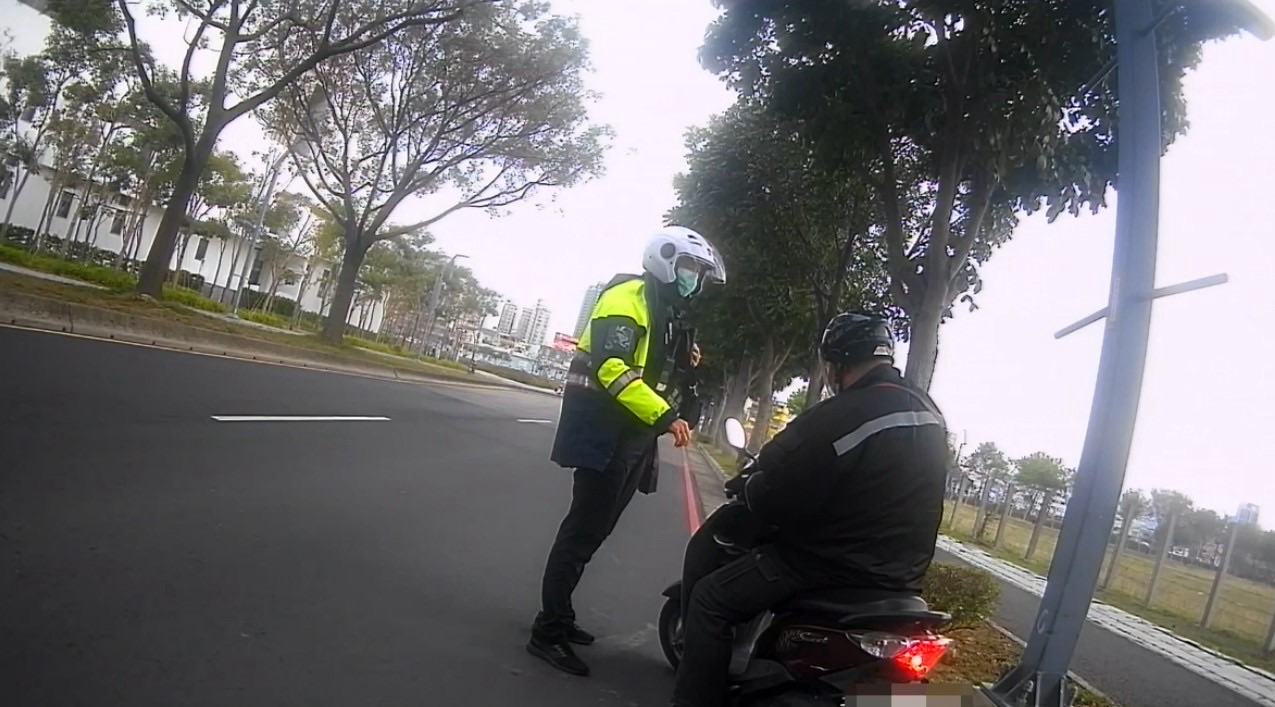 男子身體不適騎車搖晃,暖警及時關心送醫遏止危害發生