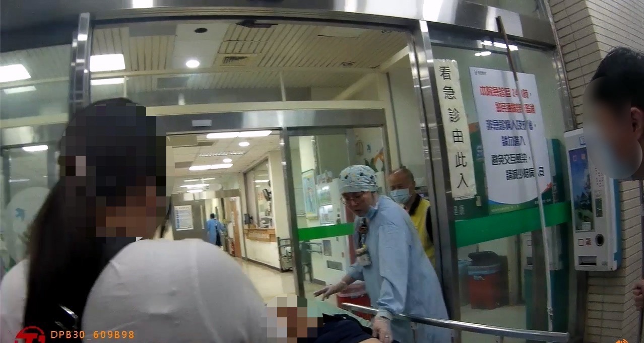 【分秒必爭！婦人心臟不適突昏厥　豐原警5分鐘送醫化險為夷】