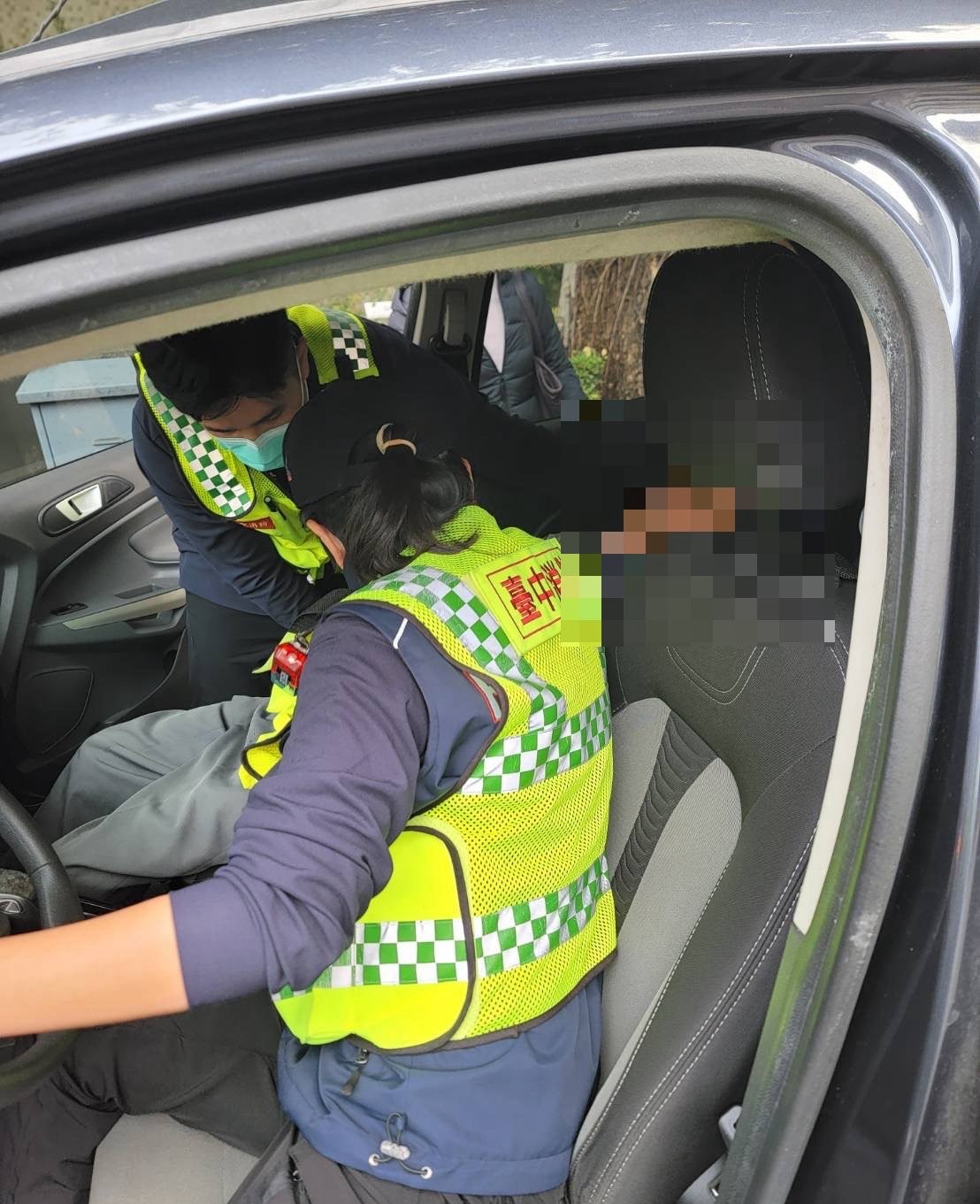 八旬老翁駕車外出昏迷車內 暖警積極尋獲成功救回寶貴生命