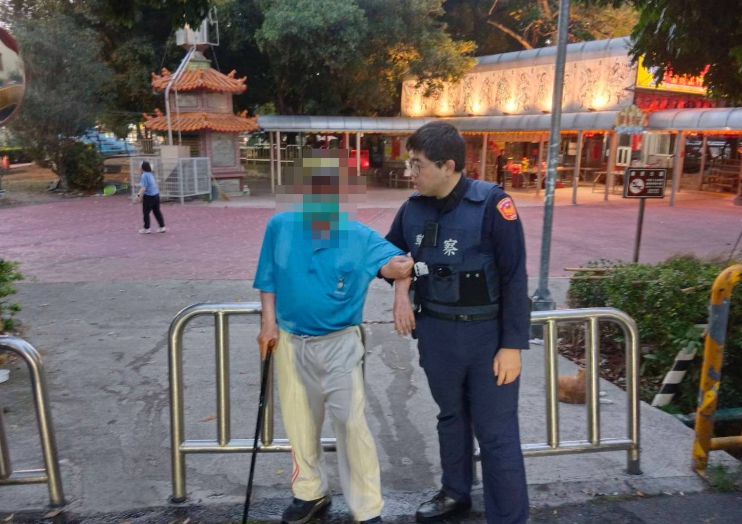 【老翁路旁無力癱坐 潭子警民接力護老翁返家】【揪甘心！潭子警民接力守護 老翁癱坐路旁獲援返家】