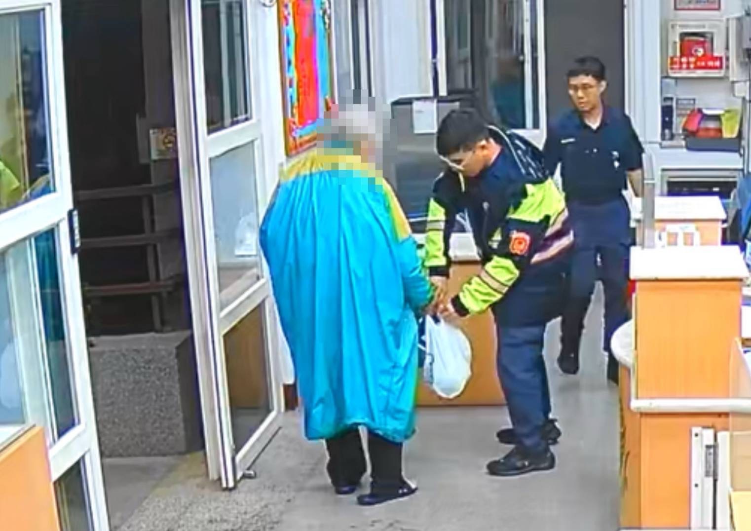 【風雨夜裡的守護 頭家警即時救援高齡老翁】【驚險一刻！迷失老人逆向牽車　頭家警即刻守護返家】