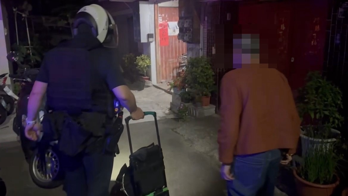 深夜停等紅燈時的邂逅,暖警護送老翁回家