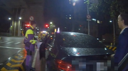 大雨中車輛台74線閘道口拋錨 暖警冒雨推車排除回堵