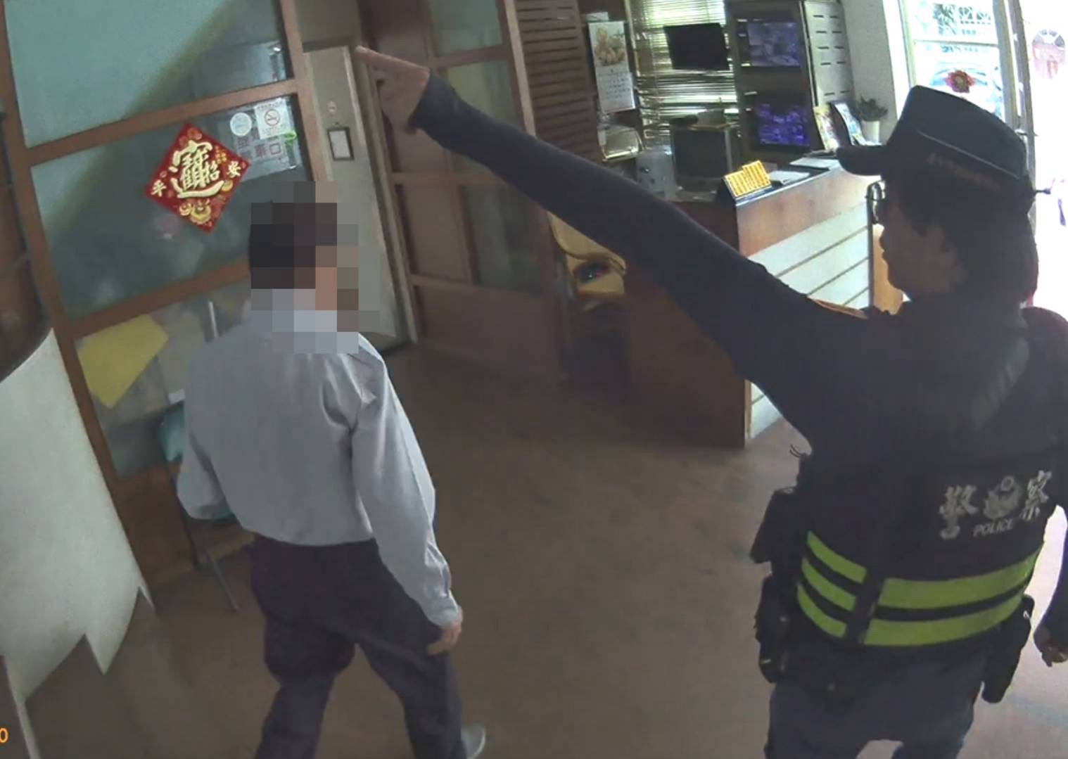 【驚險！曬衣反鎖受困頂樓　頭家警即時成功救援】