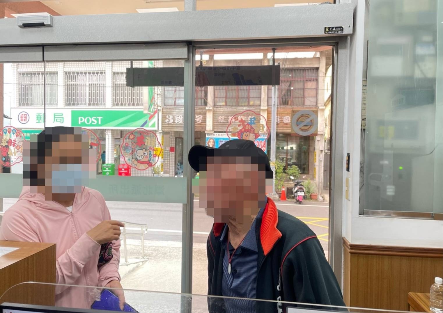 【距離家僅43公尺卻回不了家　潭北警暖心助百歲翁平安團聚】【百歲翁迷途街頭只握一卷報紙　潭北警「一支筆」助找回回家的路】