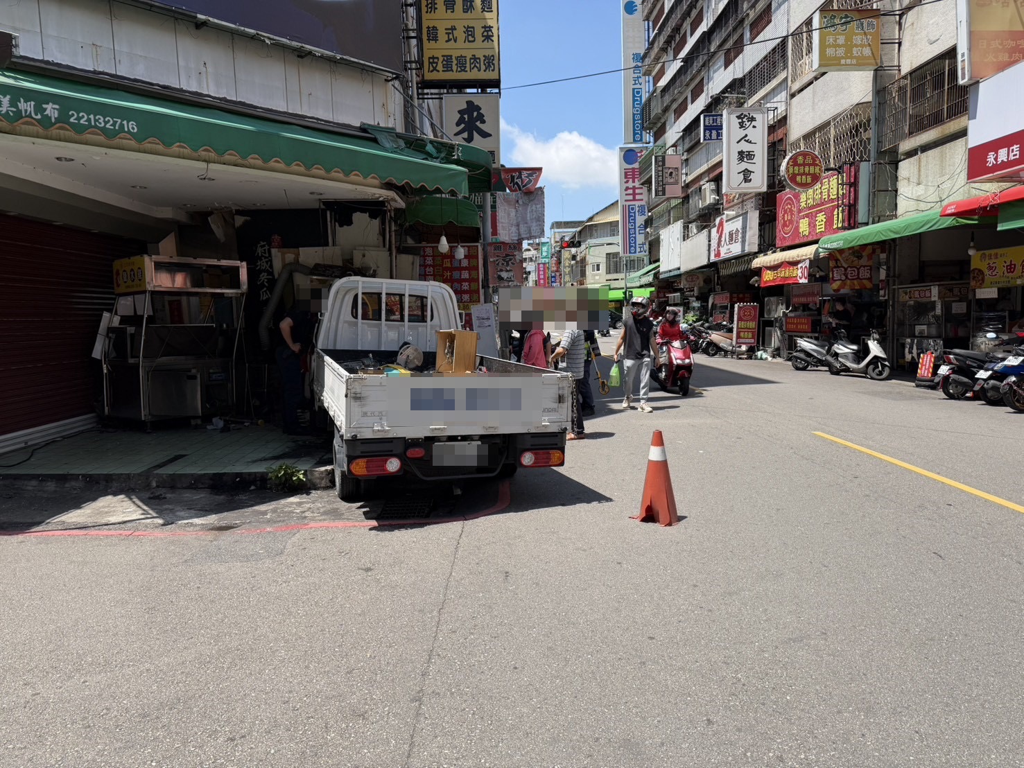 小貨車失控連撞路邊車輛與攤架　警籲：駕駛人提高警覺確保行車安全