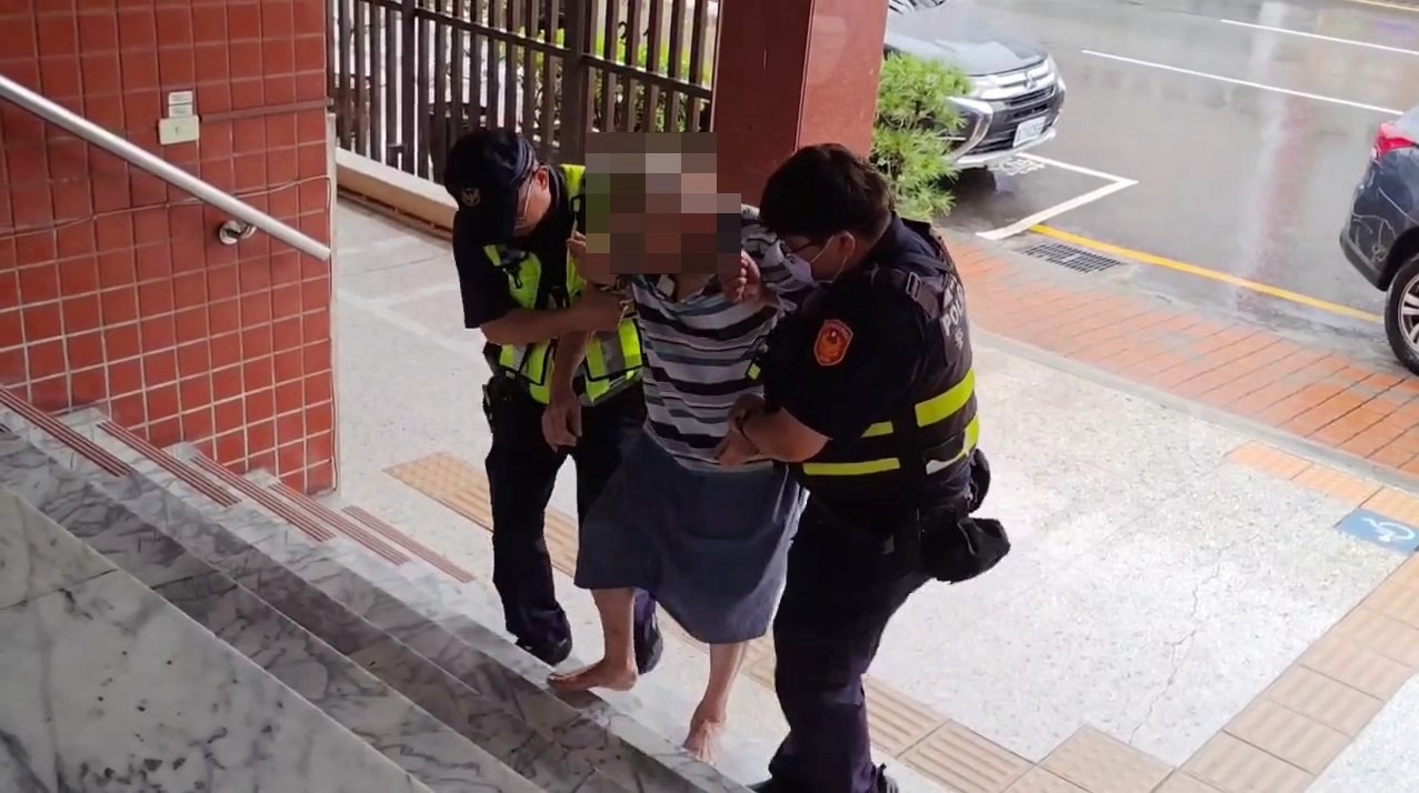 7旬翁出門忘記帶鑰匙被反鎖在外，警協助返家