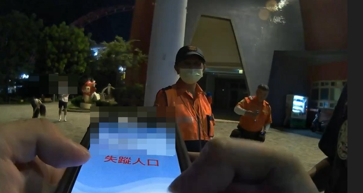 開朗阿嬤夜間路口徘徊 員警協助返家樂開懷