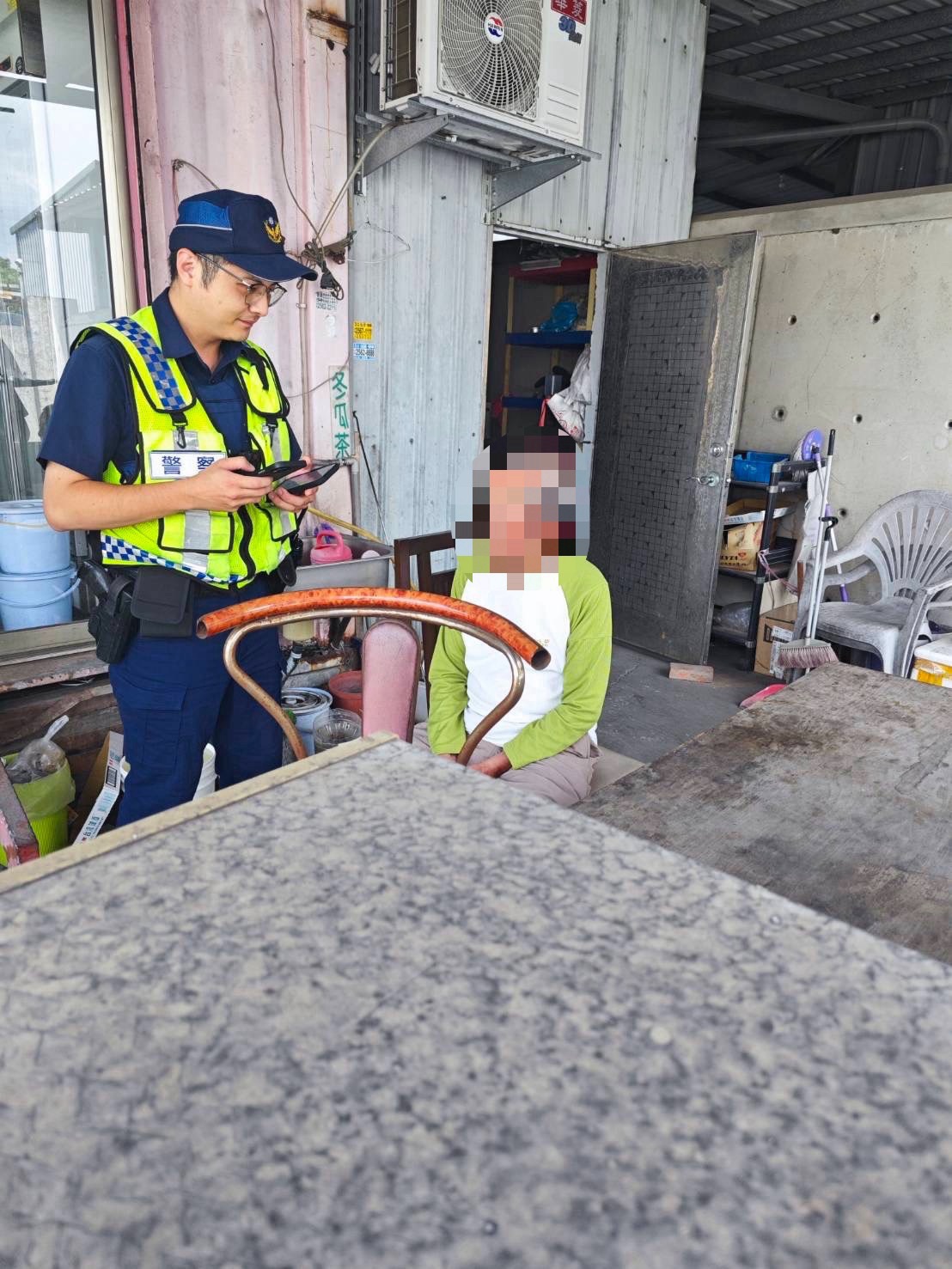 【7旬失智翁外出吃豬腳迷航20公里 社口警民接力助返家】