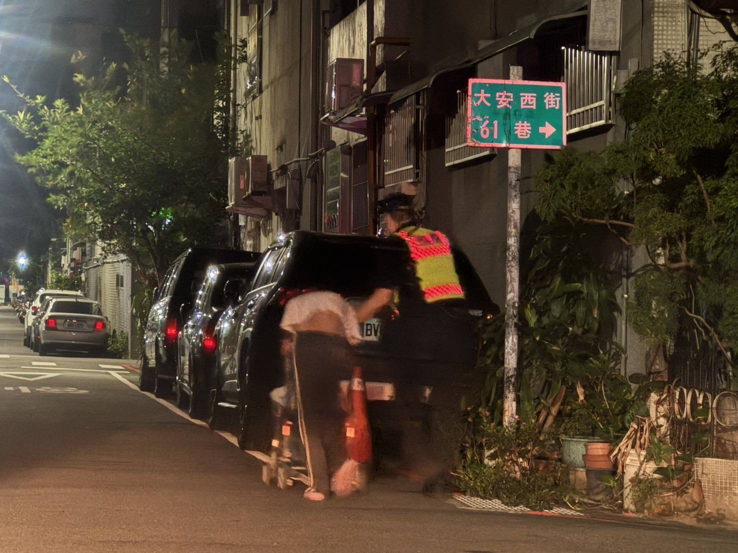 暖警即時伸援　攙扶跌倒婦人平安返家