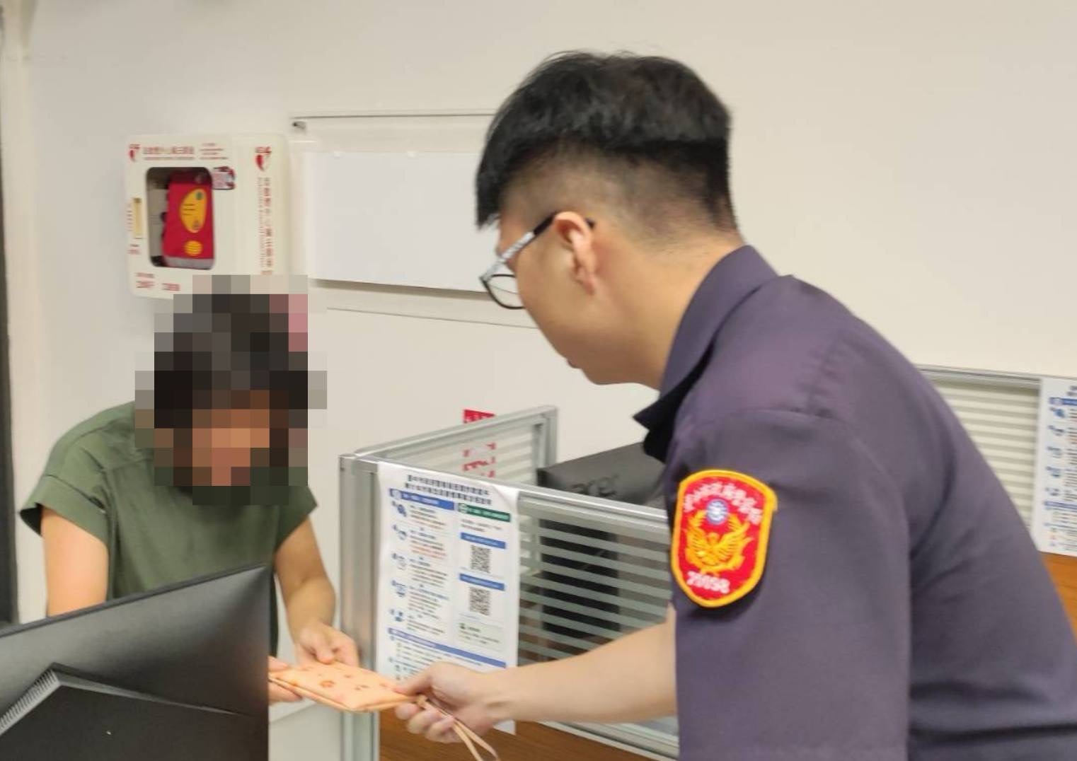 【熱心民眾拾獲錢包送警　六寶警迅速聯繫失主物歸原主】