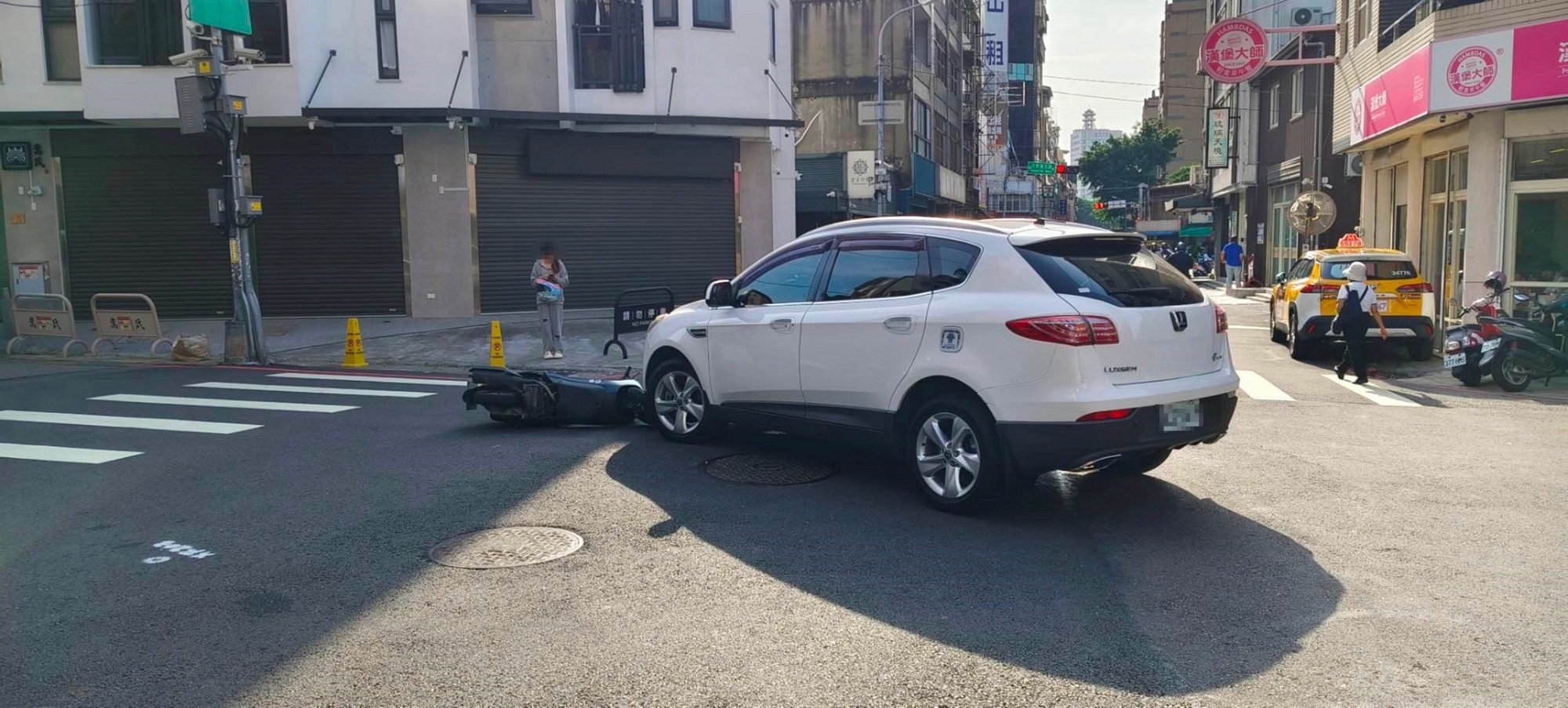 『路口轉彎二車碰撞　警調監視器釐清肇責』